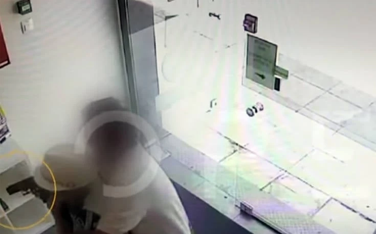 Πελάτης πάλεψε σώμα με σώμα με οπλισμένο ληστή στο Γαλάτσι – Καρέ καρέ η μάχη (βίντεο)